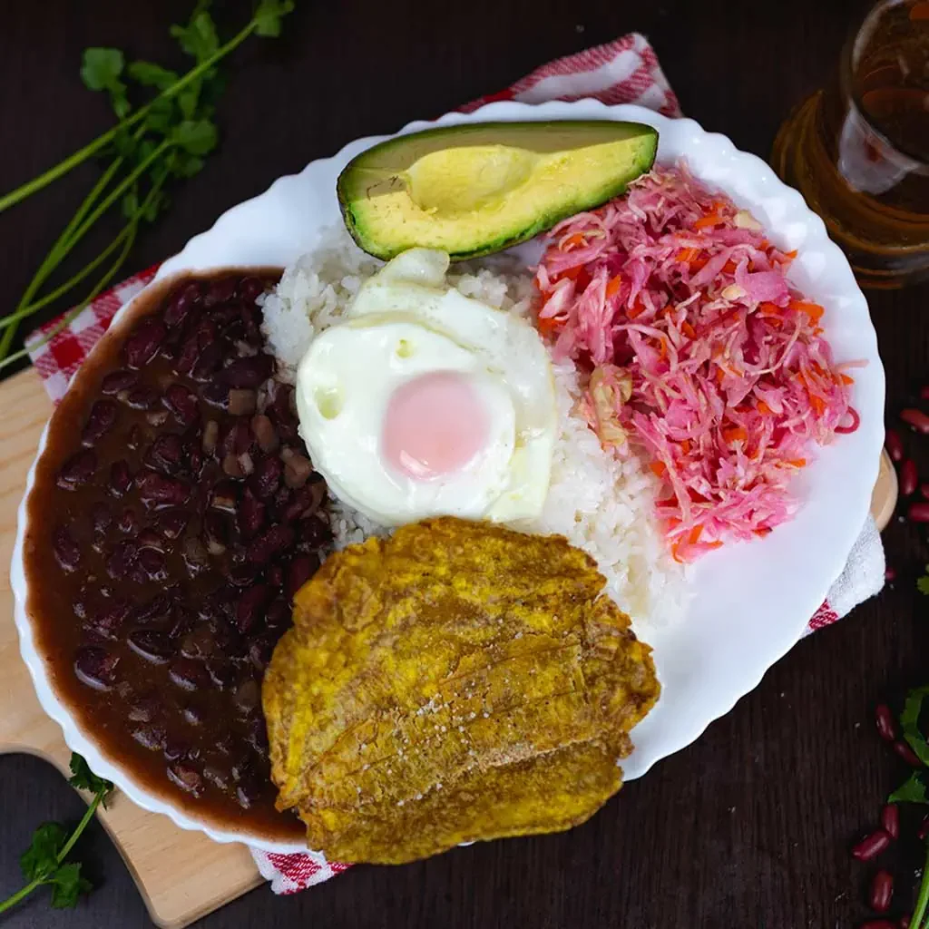 Comida vegetariana, arroz, huevo, frijoles, patacón y aguacate.