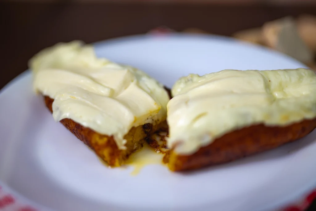 Plátano maduro con queso gratinado por encima