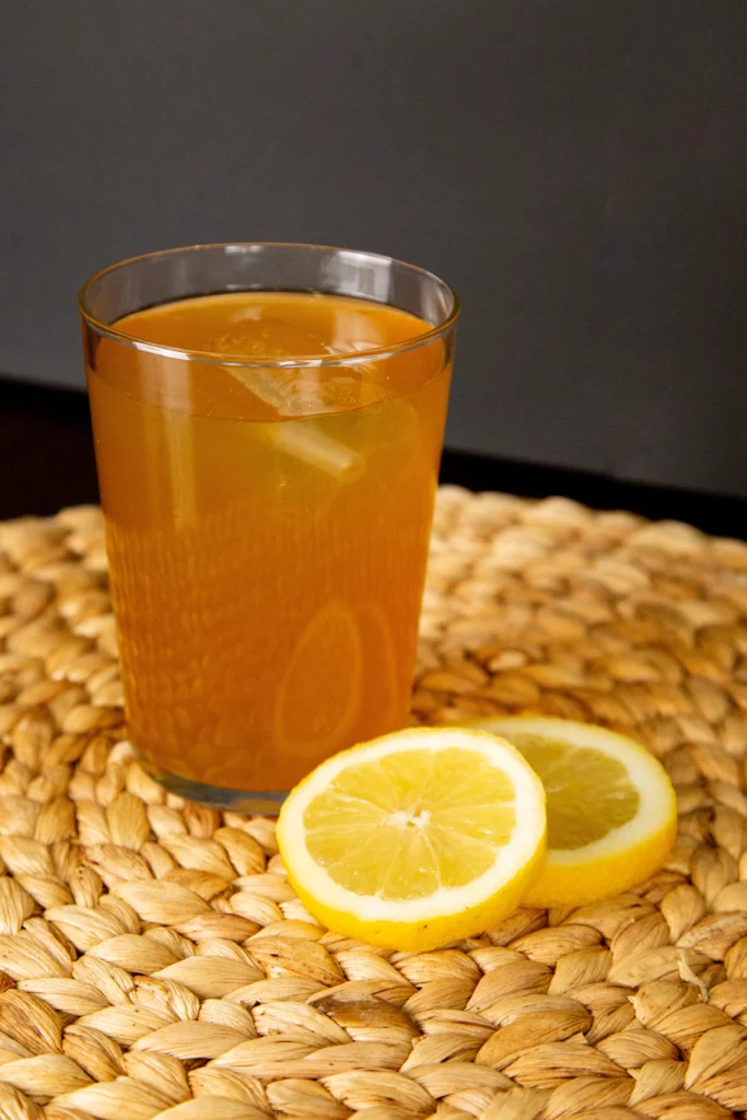 Agua de panela limón