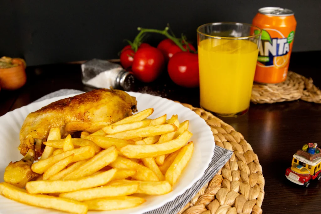 Menú Infantil con pernil de pollo asado y papas fritas
