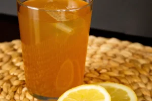Agua de panela limón