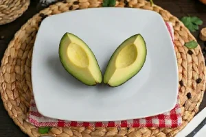 Media pieza de aguacate maduro.