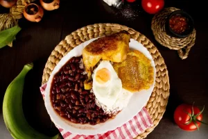 Bandeja con pollo asado, arroz, frijoles, patacón y huevo