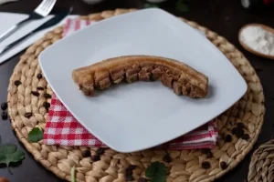 Chicharrón colombiano de cerdo con piel crujiente y carne jugosa.