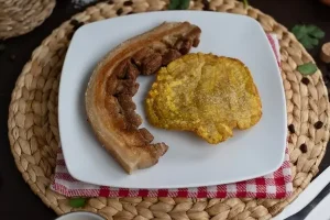 Chicharrón con patacón
