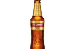 Botella de cerveza club Colombia dorada