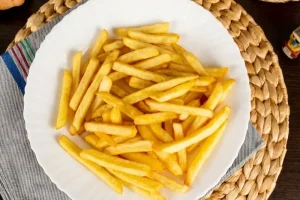 Ración de papas fritas la francesa doradas y crujientes.