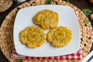 Ración de 3 patacones fritos de plátano verde