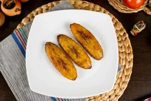 Tajadas de plátano maduro frito.