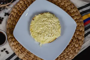 Arepa paisa con queso gratinado